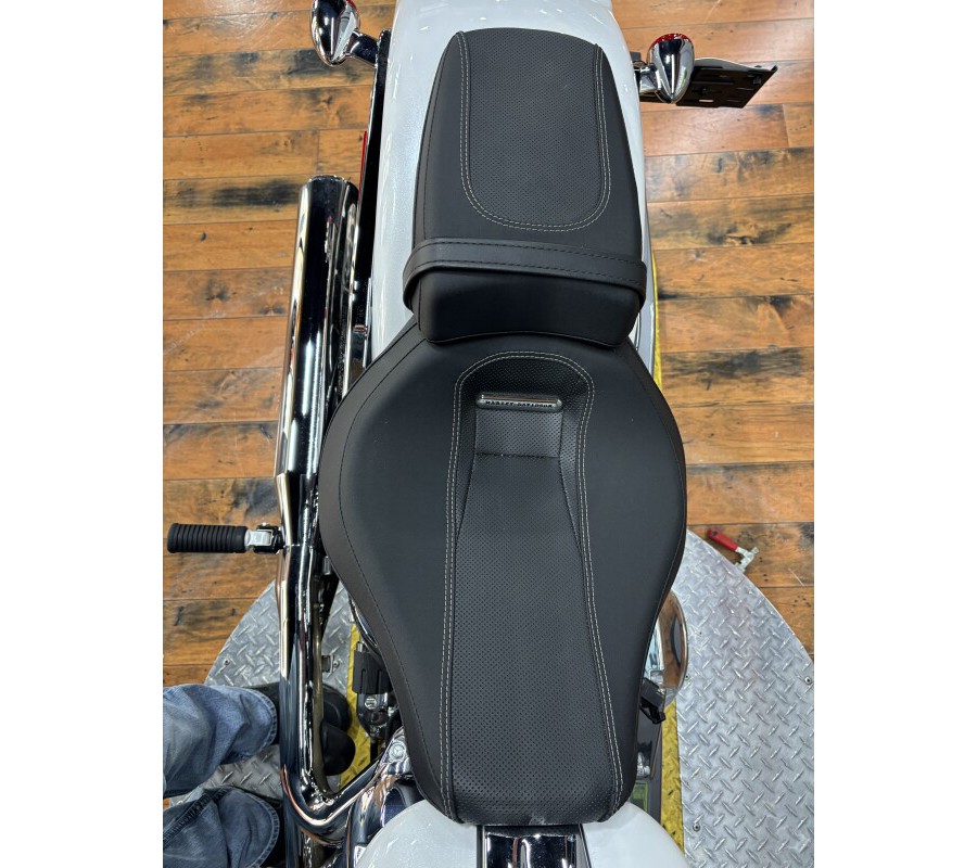 2024 Harley-Davidson® Breakout™ 117 WHITE ONYX PRL CO