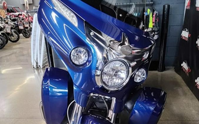 2017 Indian Roadmaster Icon Blue Sapphire & Brilliant Blue Willow Green Over Ivory Cream
