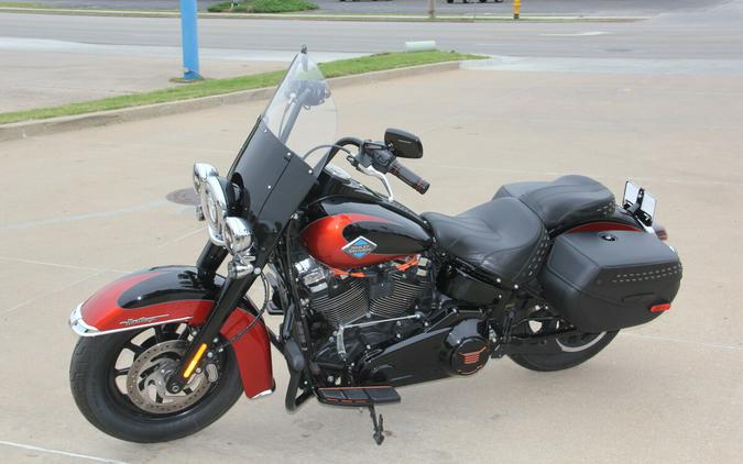 2025 Harley-Davidson Heritage Classic Whiskey Fire / Vivid Black w/Cast Wheels
