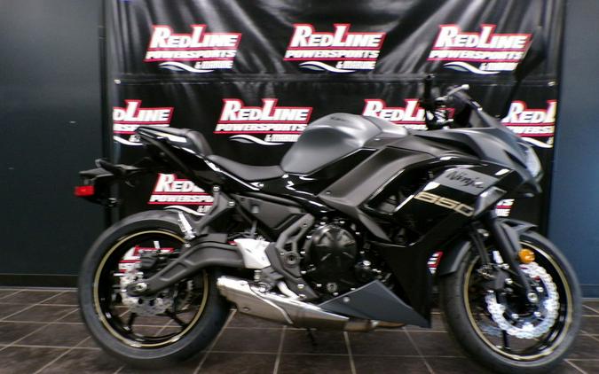 2024 Kawasaki Ninja® 650 Metallic Matte Dark Gray/Metallic Spark Black