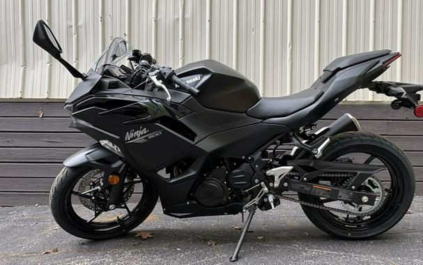 2026 Kawasaki Ninja® 500 ABS Metallic Flat Spark Black