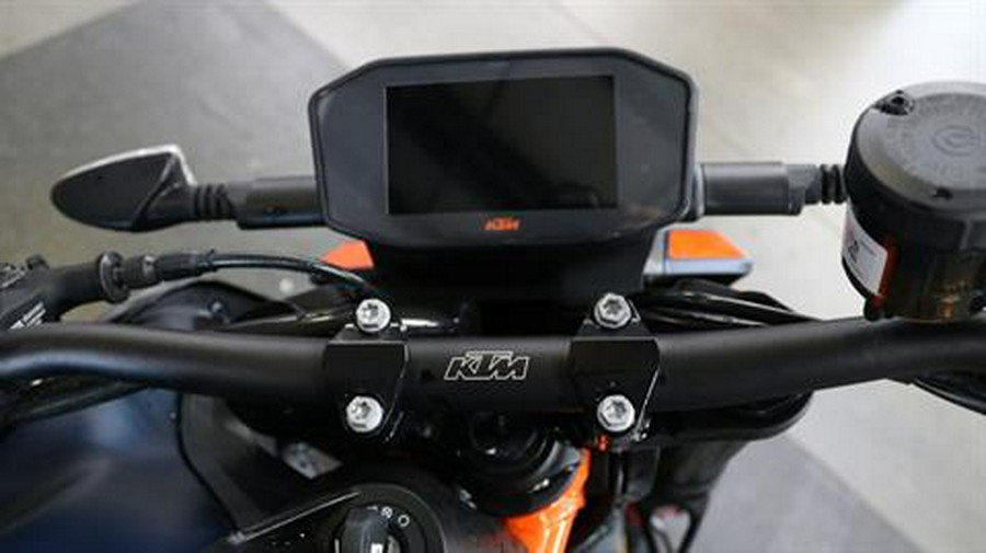 2023 KTM 890 Duke R