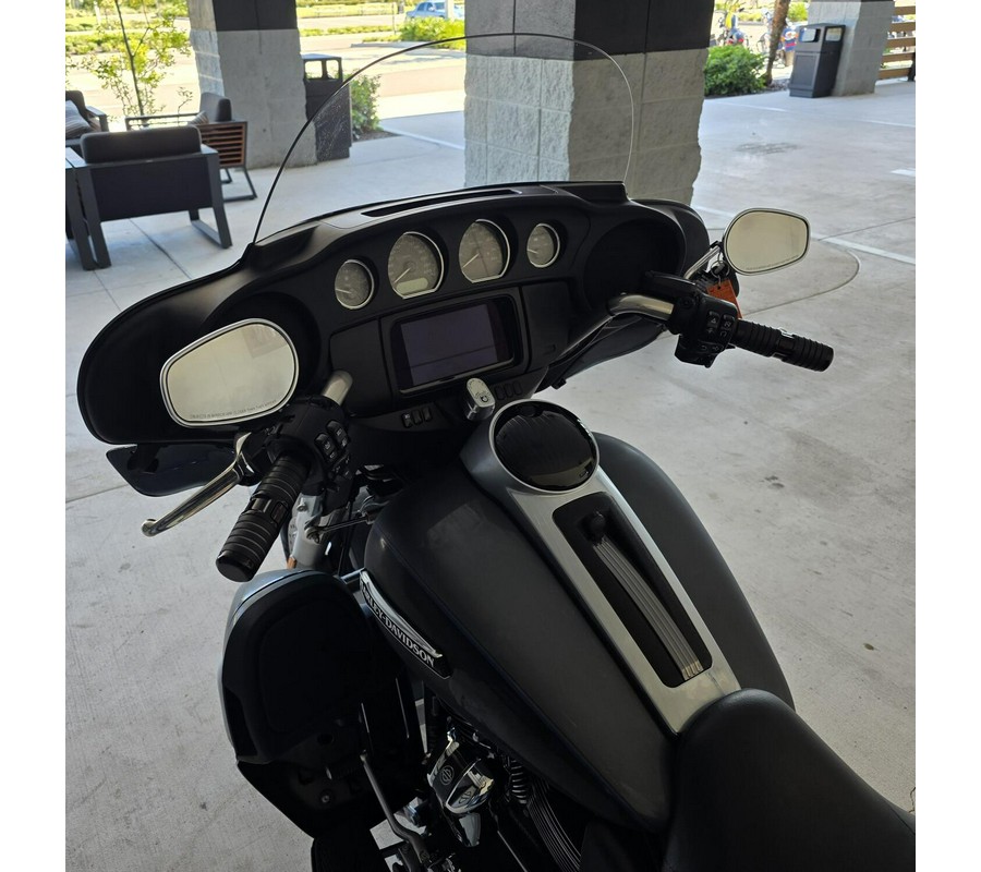 2021 Harley-Davidson® Tri Glide® Ultra Gauntlet Gray Metallic/Vivid Black