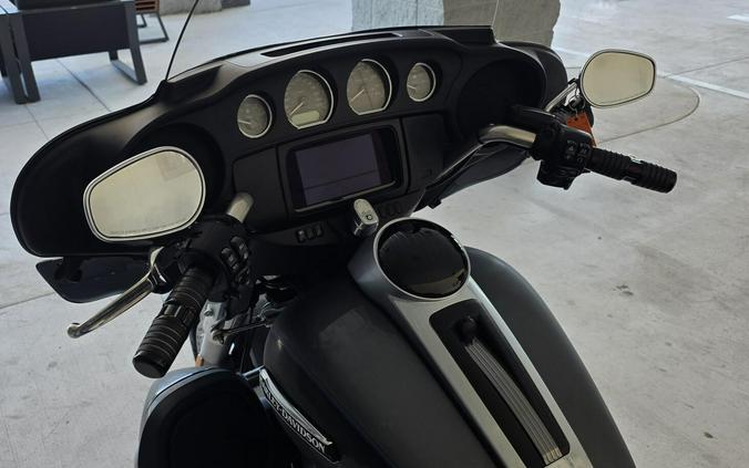 2021 Harley-Davidson® Tri Glide® Ultra Gauntlet Gray Metallic/Vivid Black