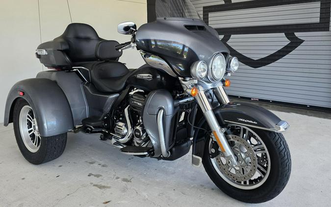 2021 Harley-Davidson® Tri Glide® Ultra Gauntlet Gray Metallic/Vivid Black