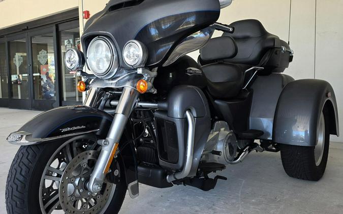 2021 Harley-Davidson® Tri Glide® Ultra Gauntlet Gray Metallic/Vivid Black