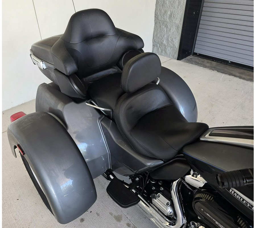 2021 Harley-Davidson® Tri Glide® Ultra Gauntlet Gray Metallic/Vivid Black