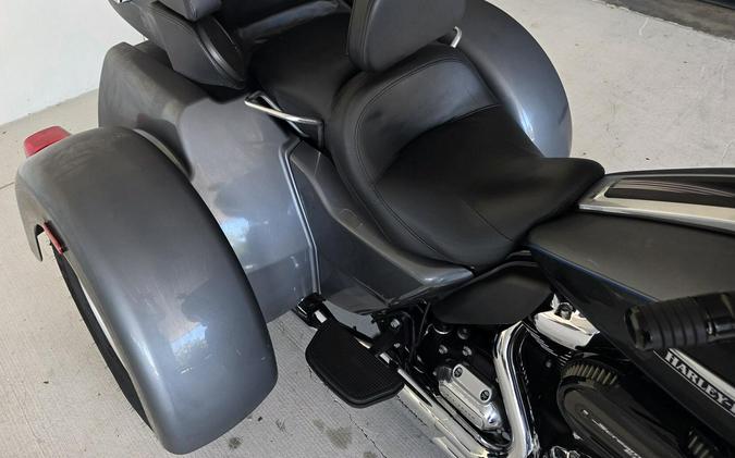 2021 Harley-Davidson® Tri Glide® Ultra Gauntlet Gray Metallic/Vivid Black
