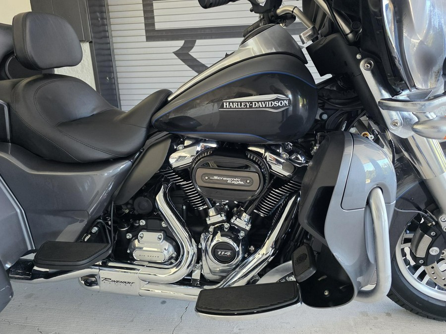 2021 Harley-Davidson® Tri Glide® Ultra Gauntlet Gray Metallic/Vivid Black