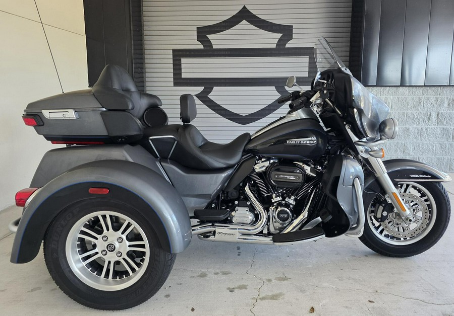 2021 Harley-Davidson® Tri Glide® Ultra Gauntlet Gray Metallic/Vivid Black