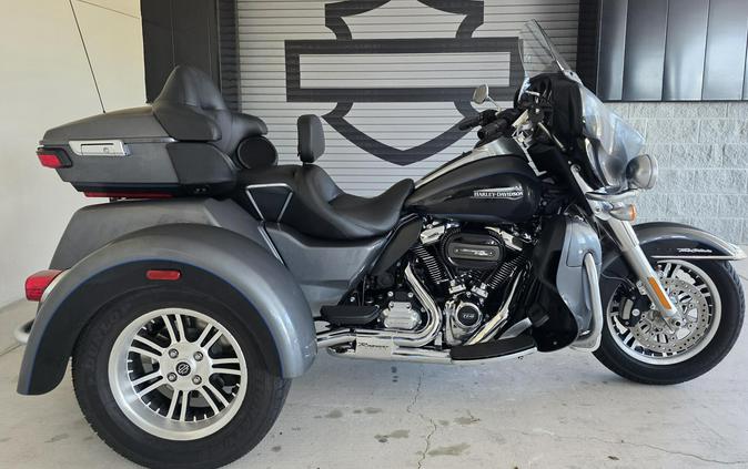 2021 Harley-Davidson® Tri Glide® Ultra Gauntlet Gray Metallic/Vivid Black