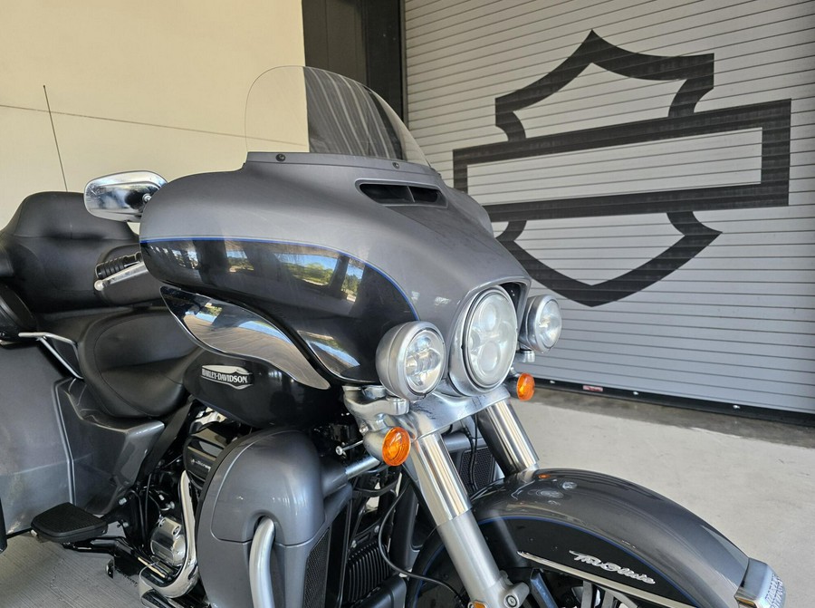 2021 Harley-Davidson® Tri Glide® Ultra Gauntlet Gray Metallic/Vivid Black