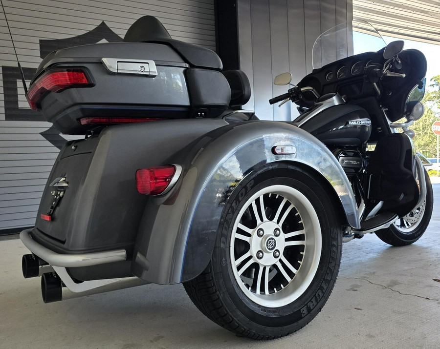 2021 Harley-Davidson® Tri Glide® Ultra Gauntlet Gray Metallic/Vivid Black