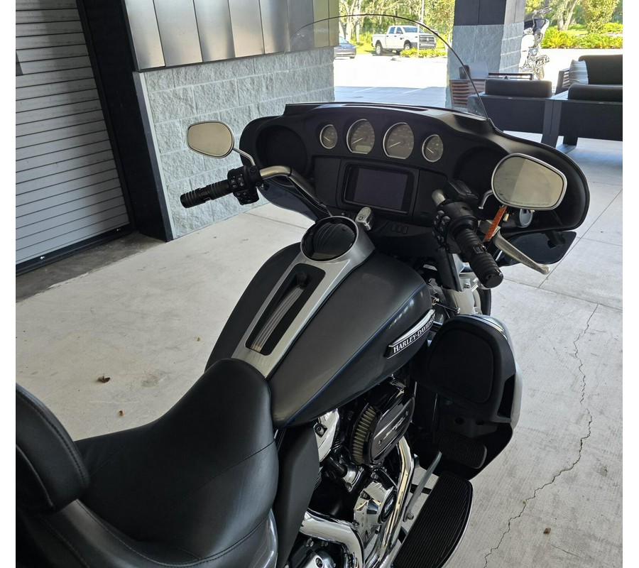 2021 Harley-Davidson® Tri Glide® Ultra Gauntlet Gray Metallic/Vivid Black