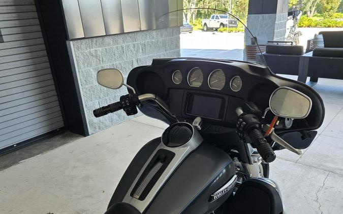 2021 Harley-Davidson® Tri Glide® Ultra Gauntlet Gray Metallic/Vivid Black