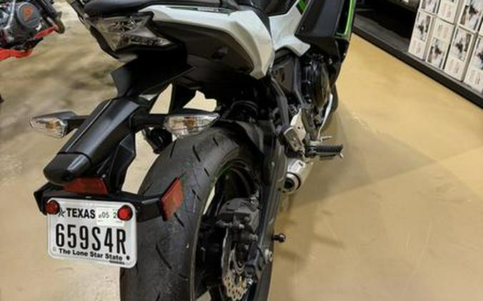 2022 Kawasaki Ninja® 650 Pearl Robotic White/Metallic Carbon Gray
