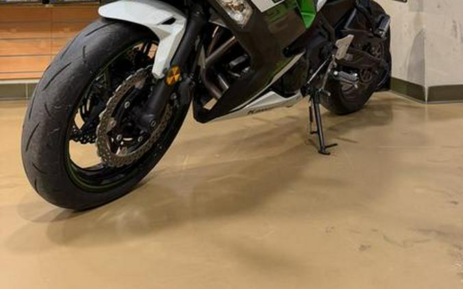 2022 Kawasaki Ninja® 650 Pearl Robotic White/Metallic Carbon Gray