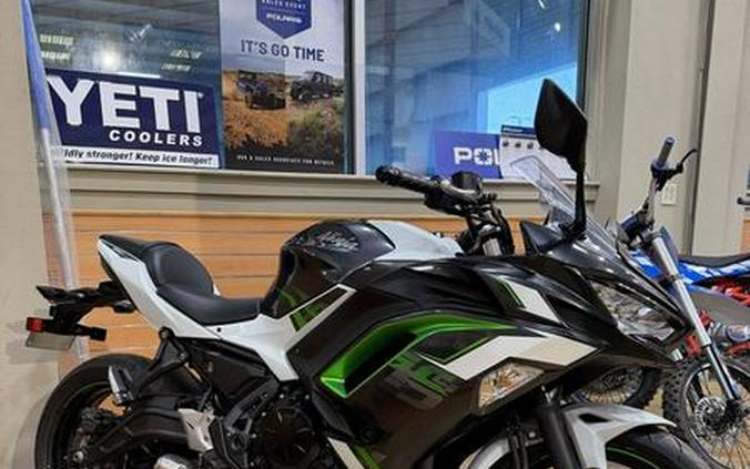 2022 Kawasaki Ninja® 650 Pearl Robotic White/Metallic Carbon Gray