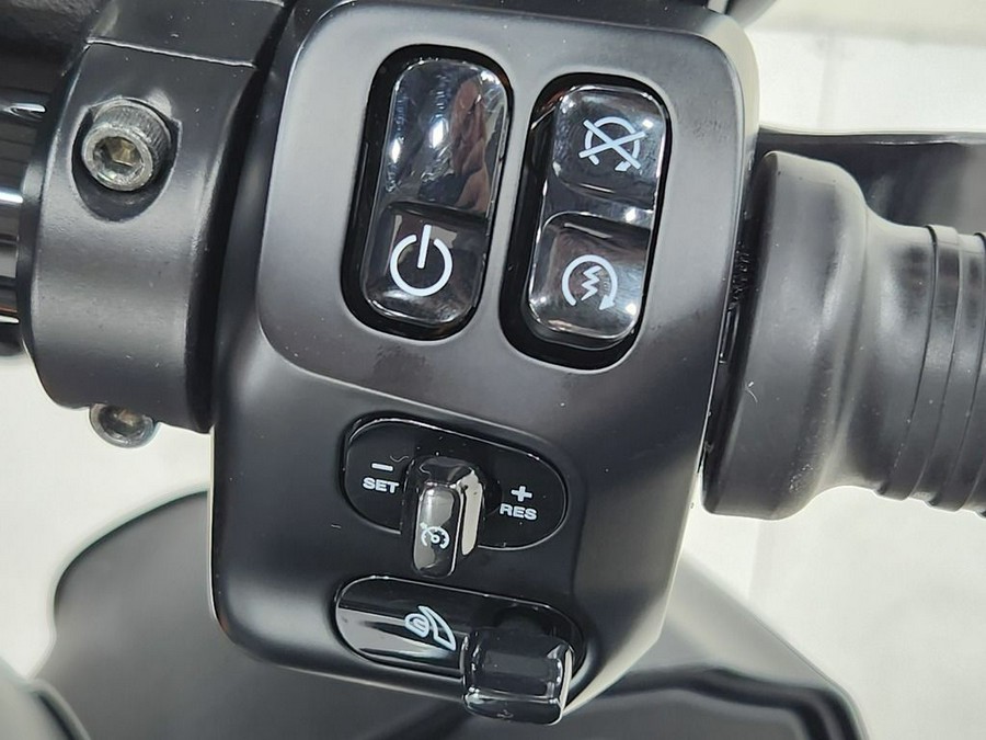 2023 Indian Motorcycle® Roadmaster® Dark Horse® Black Smoke