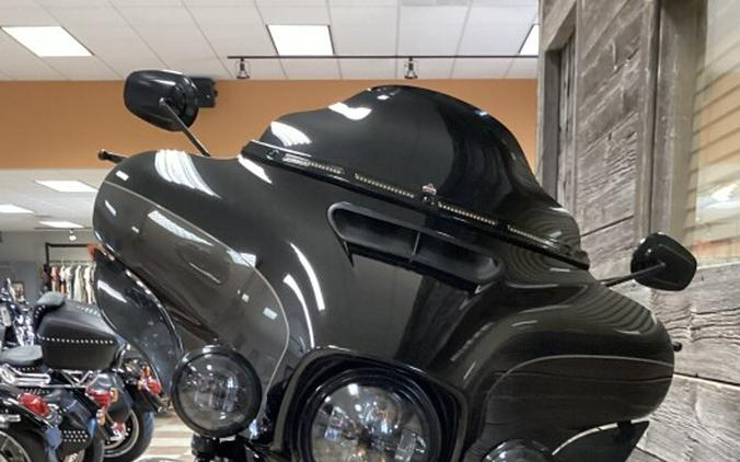 2020 Harley-Davidson® Ultra Limited River Rock Gray/Vivid Black