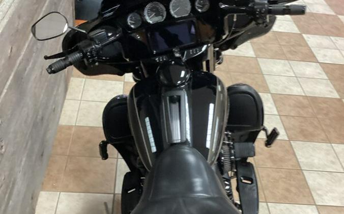 2020 Harley-Davidson® Ultra Limited River Rock Gray/Vivid Black