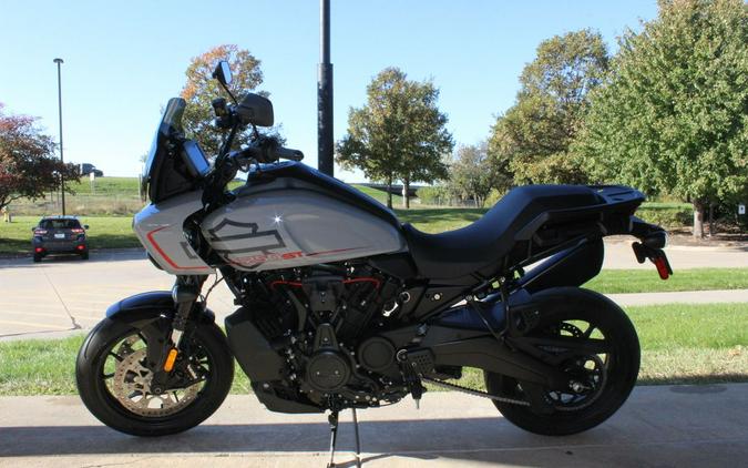 2025 Harley-Davidson® RA1250ST - Pan America® 1250 ST