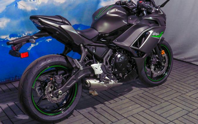 2024 Kawasaki Ninja® 650 Metallic Matte Graphenesteel Gray/Ebony