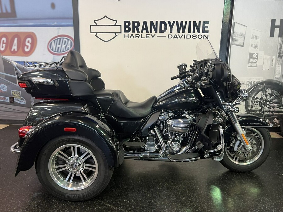 2018 Harley-Davidson Tri Glide Ultra Black Tempest FLHTCUTG