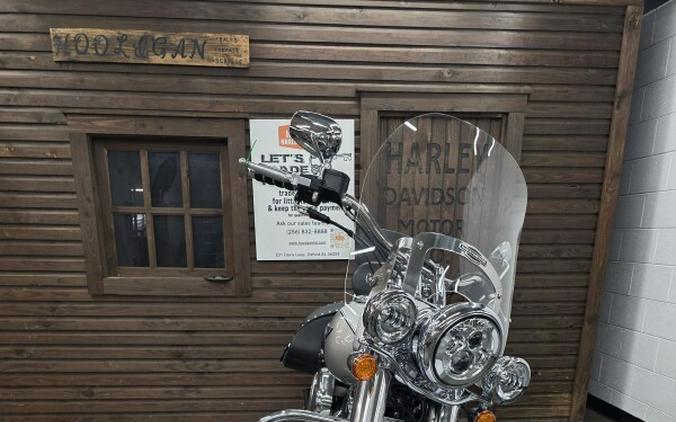 2009 Harley-Davidson® Softail® Deluxe WHT GOLD/PEWTER