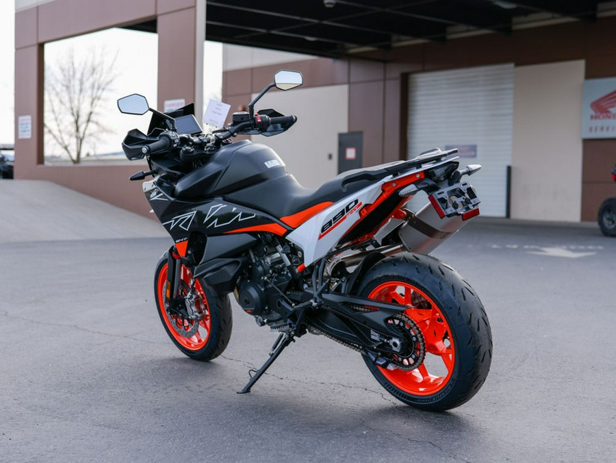 2024 KTM SMT 890