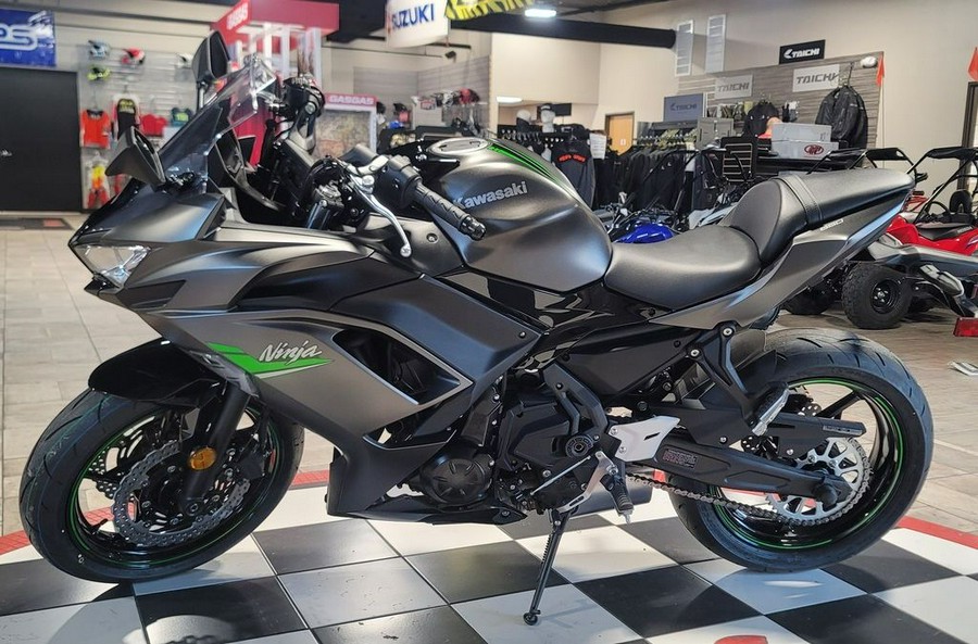 2024 Kawasaki Ninja® 650 Metallic Matte Graphenesteel Gray/Ebony