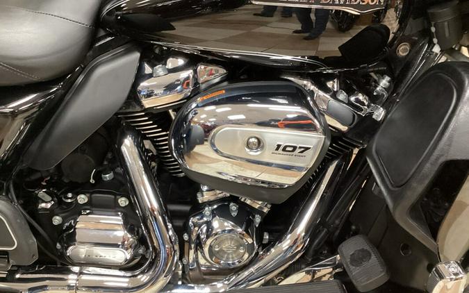 2017 Harley-Davidson® Tri Glide® Ultra Vivid Black