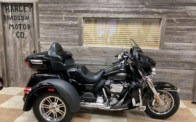 2017 Harley-Davidson® Tri Glide® Ultra Vivid Black