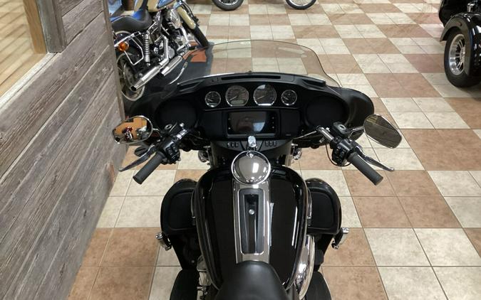 2017 Harley-Davidson® Tri Glide® Ultra Vivid Black