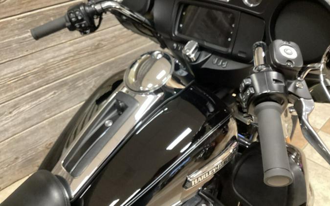 2017 Harley-Davidson® Tri Glide® Ultra Vivid Black
