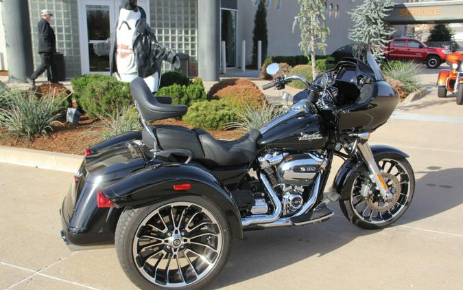 2023 Harley-Davidson Road Glide 3 Vivid Black - Black Finish