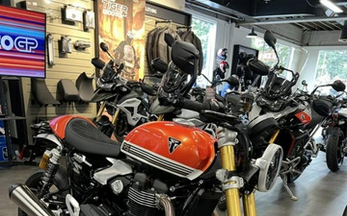 2025 Triumph Speed Twin 1200 RS Baja OrangeSapphire Black