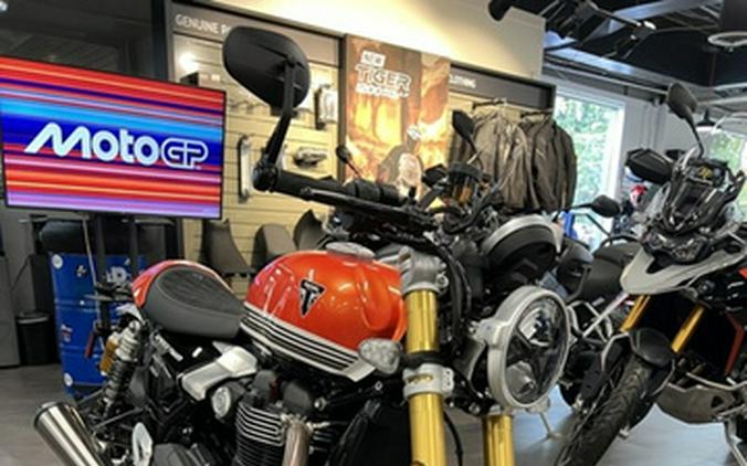 2025 Triumph Speed Twin 1200 RS Baja OrangeSapphire Black