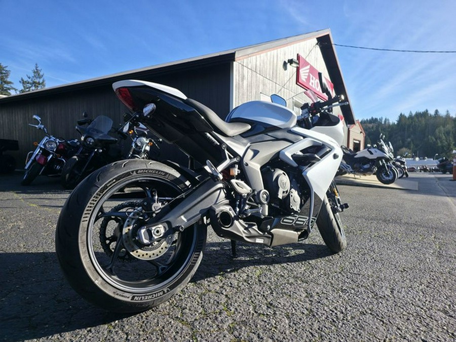 2025 Triumph Daytona 660 Snowdonia WhiteSapphire Black
