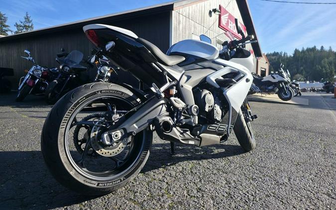 2025 Triumph Daytona 660 Snowdonia WhiteSapphire Black
