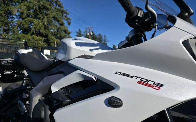2025 Triumph Daytona 660 Snowdonia WhiteSapphire Black