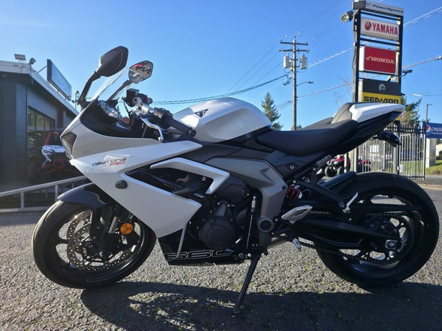 2025 Triumph Daytona 660 Snowdonia WhiteSapphire Black