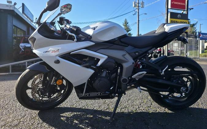2025 Triumph Daytona 660 Snowdonia WhiteSapphire Black