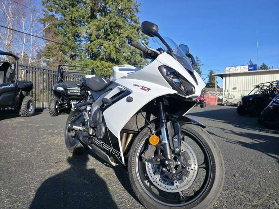 2025 Triumph Daytona 660 Snowdonia WhiteSapphire Black