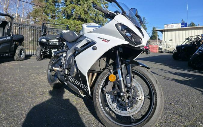 2025 Triumph Daytona 660 Snowdonia WhiteSapphire Black