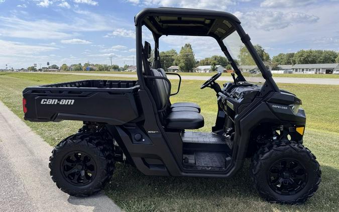 2022 Can-Am® Defender DPS HD9 Timeless Black