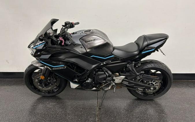 2021 Kawasaki Ninja 650 ABS Metallic Graphite Gray/Metallic Spark Black