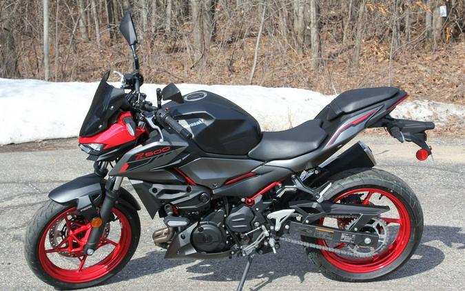 2025 Kawasaki Z500 SE ABS Candy Persimmon Red/Metallic Flat Spark Black/Metallic Matte Graphenesteel Gray - UA63238
