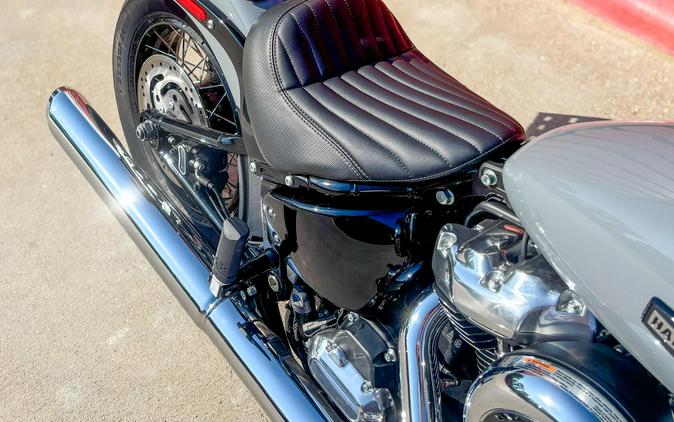 2026 Harley-Davidson® Street Bob® FXBB Dark Billiard Gray Chrome Laced Wheels