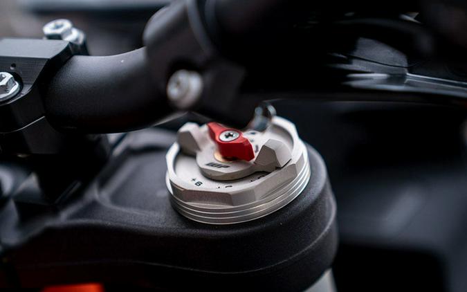 2025 KTM Adventure 890 R